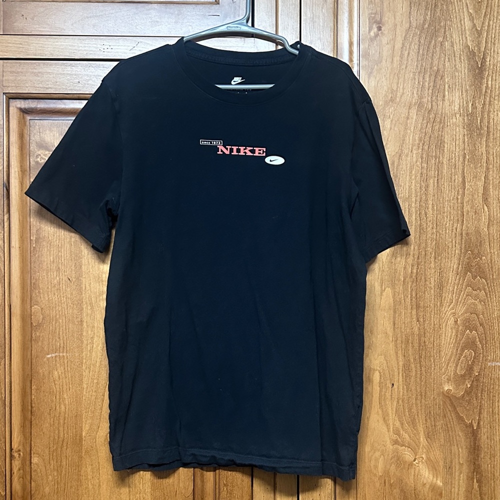 Nike Men's Black and Red Short Sleeve Tee